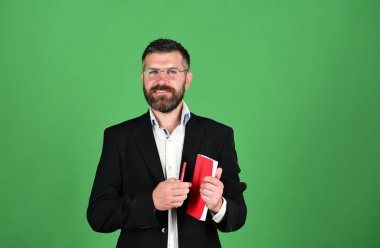 Profesör gülümseyen yüz. Adam sakal ve kitap