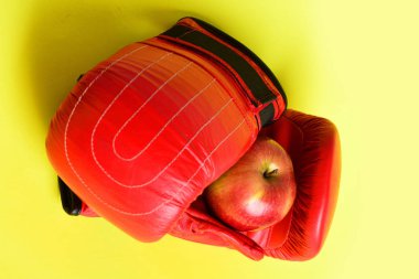 Knock out ve sağlıklı beslenme kavramı. Spor donatımı