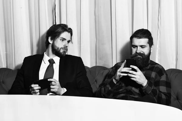 Bearded men, smiling businessmen with mobile or cell phone — Stock Photo, Image