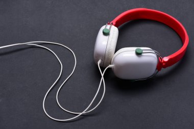 Koyu arka plan üzerinde modern ve şık kulaklıklar