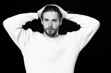 Kazaklı yakışıklı sakallı adam.