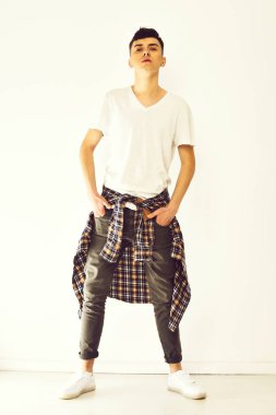 Beyaz arka plan üzerinde izole şık ciddi yakışıklı genç