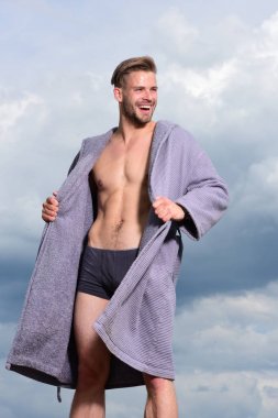 Sabah kavramı. Seksi genç maço gökyüzü üzerinde.