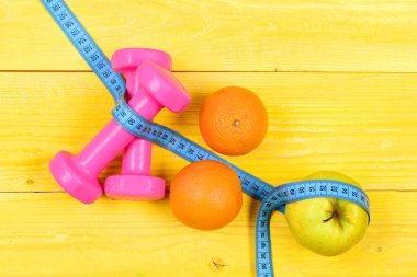 Spor ve sağlıklı gıda, ölçme bant ve meyve ile Halter
