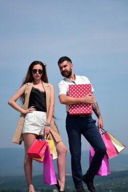 Alışveriş ve moda kavramı. Kız ve sakin yüzü olan adam