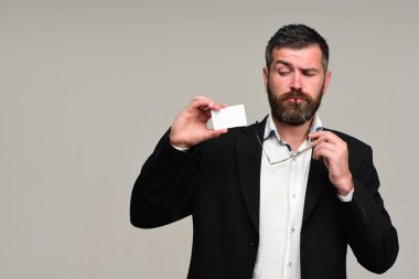 Adam kurnaz yüz ve gri arka plan üzerine gözlük ile