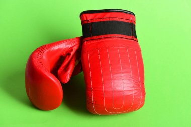 Boks eldivenleri yeşil izole. Spor kavramı