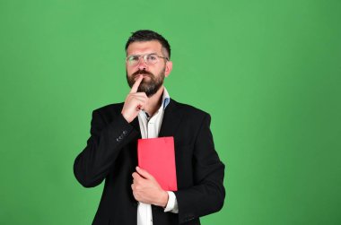 Kırmızı kitap adam düşünceli yüz tutan