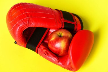 Boks eldiveni kırmızı renkte. Çift deri boks spor giyim