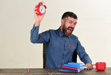 Sakallı adam beyaz izole kırmızı çalar saat tutar