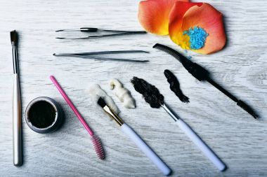 saç boyası, makyaj süngeri, fırçalar, kaş fırçası, cımbız