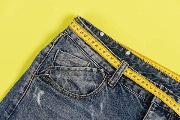 Здоровый образ жизни и диета: джинсовые брюки с лентой — стоковое фото