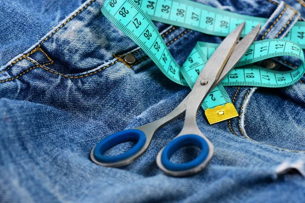 Outils sur mesure sur textile en denim : confection de vêtements et conception — Photo