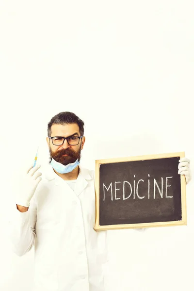 Barbu caucasien médecin tenant seringue et conseil avec médecine — Photo