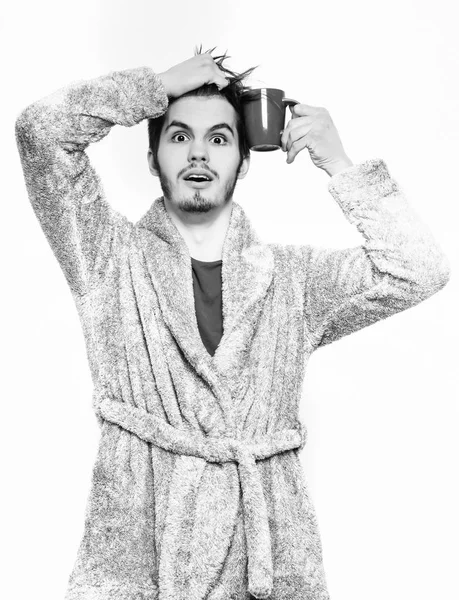 Красивий бородатий чоловік з чашкою в махровому халаті — стокове фото