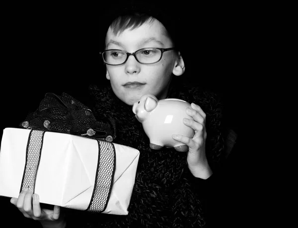 Chico nerd con regalo y dinero caja —  Fotos de Stock