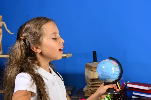 De volta ao conceito de escola e infância. Menina com rabo de cavalo — Fotografia de Stock