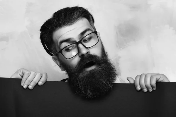 Homem barbudo, brutal hipster caucasiano com bigode nos óculos — Fotografia de Stock