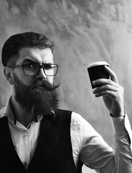Бородатый мужчина, жестокий кавказский хипстер с усами, держащий чашку кофе — стоковое фото