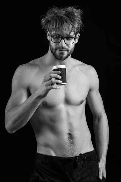 Brodaty sexy mężczyzna trzyma kawa — Zdjęcie stockowe