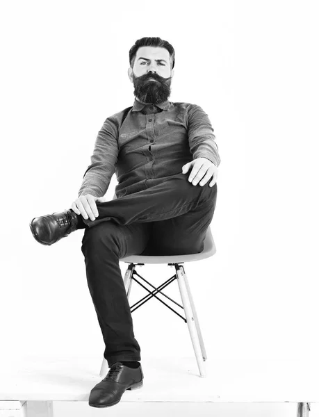 Homme barbu, brutal caucasien sérieux hipster avec moustache — Photo