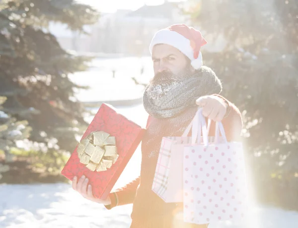 Schöner Weihnachtsmann mit Geschenk — Stockfoto