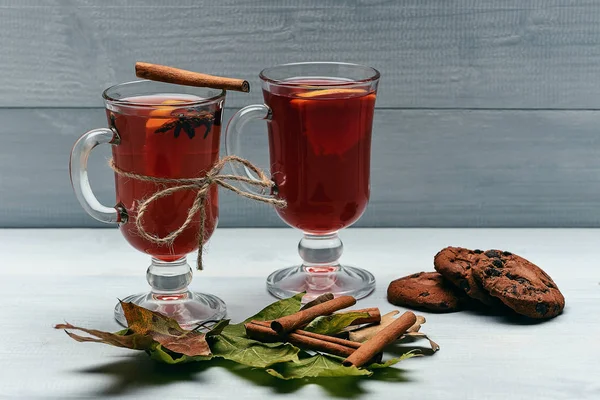 Biscuits au chocolat et vin chaud à la cannelle en verre — Photo