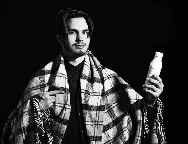 Gülümseyen sakallı adam.