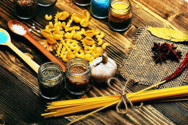 Приготування макаронних виробів зі спеціями, перцем чилі, часником та баданом — стокове фото