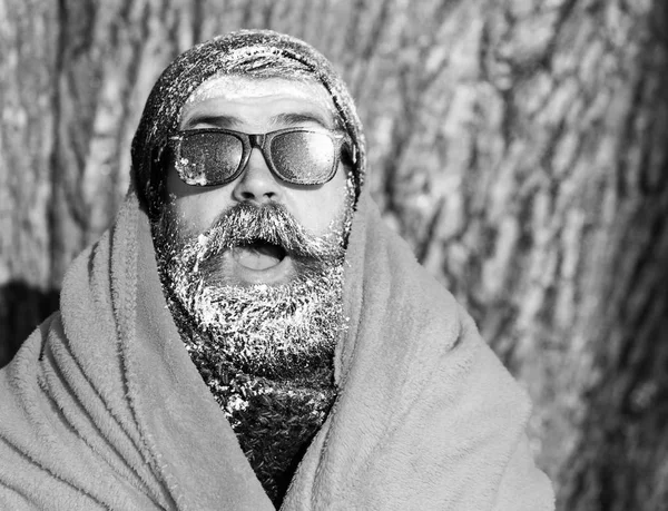 담요를 두른 얼어붙은 남자 — 스톡 사진