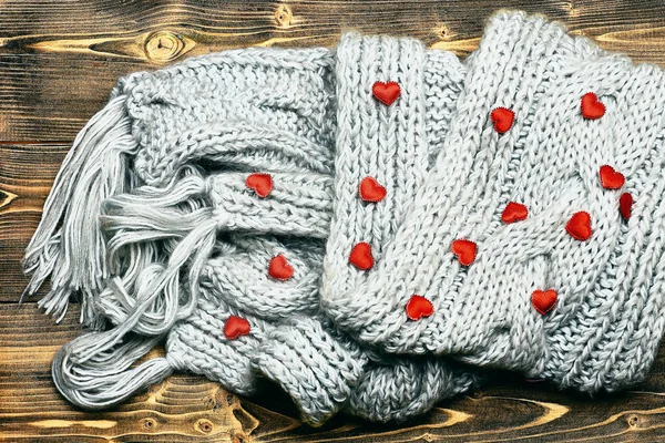 Червоні валентинки серце і сірий в'язаний шарф на дереві — стокове фото