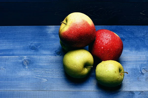 Яблука на синьому вінтажному фоні — стокове фото