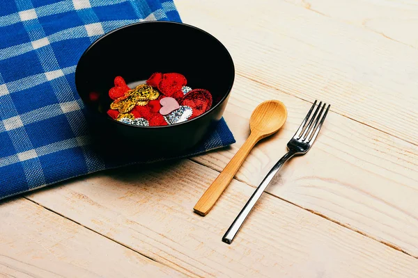 Decoración de San Valentín con cuchara, tenedor, plato y símbolos de amor — Foto de Stock