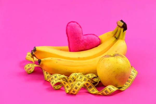 Composizione di cuore rosa, nastro per la misurazione e frutta — Foto Stock