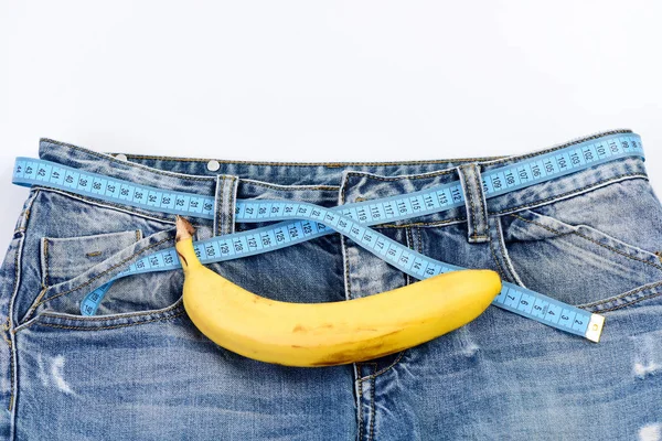 Calça jeans dos homens com banana imitando genitais masculinos — Fotografia de Stock