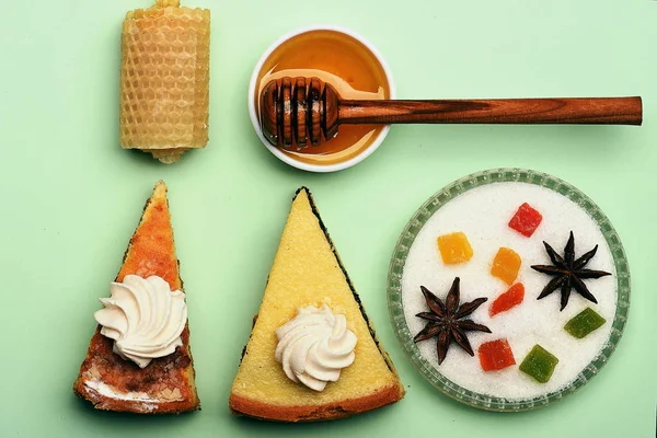 Slices of pie with marshmallows and honey — Stock Photo, Image