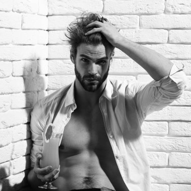 Yakışıklı, sakallı, maço, seksi adam.