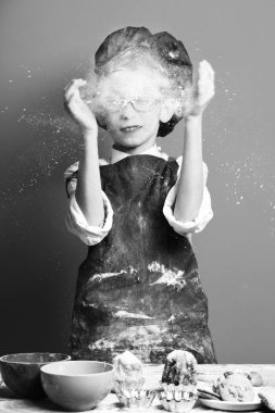 Lekeli tatlı aşçı çocuk.