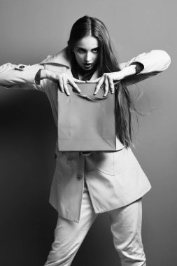 Mandallı, renkli bir kız.