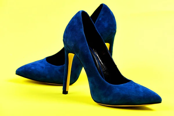 Elegantes zapatos azules aislados sobre fondo amarillo como cono de moda —  Fotos de Stock