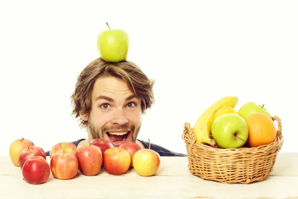 머리에 사과 빨간 사과와 행복 한 사람을 깜짝 놀라게 — 스톡 사진