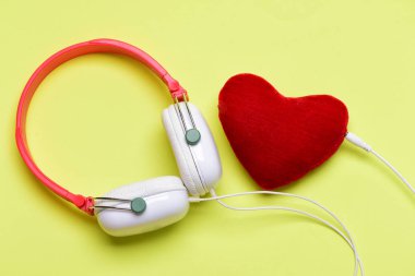 Modern ve şık kulaklıklar üzerinde açık sarı renkli izole