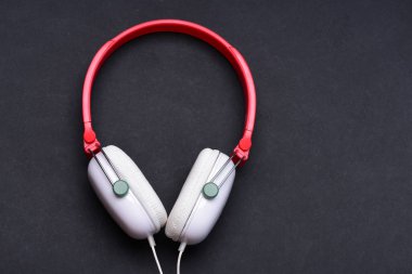 Uzun telli beyaz ve kırmızı kulaklıklar.