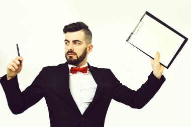 Klasik takım elbise ve kırmızı papyon meşgul yönetmen