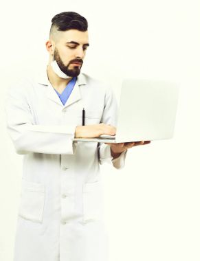 Beyaz önlüklü, meşgul suratlı bir adam.