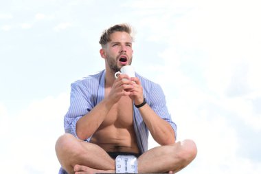 Sexy Genç maço çay tutan vurguladı.