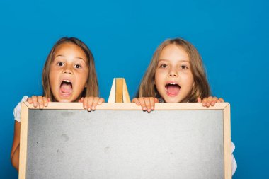 Çocuk açık ağızlı kopyalama alanı.