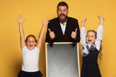 Eller yukarı stand blackboard yakınındaki çocuklarla. Okula dönüş