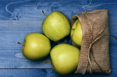 Elma ile çuval çanta