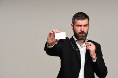 İş ve başarı kavramı. Boş kartı olan bir iş adamı.
